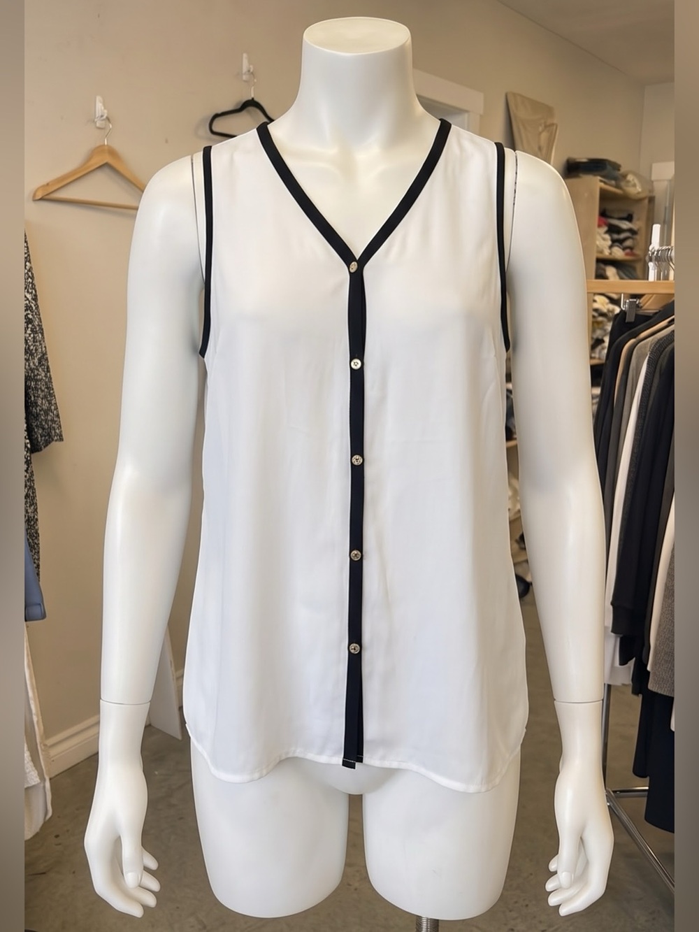 Anne Klein White Black Trim V Neck Tank Top Gold Buttons Sleeveless Sz L NWT